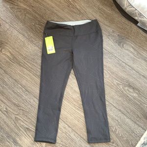 🌻4/$15🌻Women’s size small Marika brand Capri leggings fun subtle pattern.